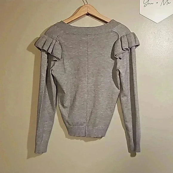 NWT Truth by Republic Gray Ruffled Shoulder Long Sleeve V-Neck Sweater - Medium - Picture 2 of 6